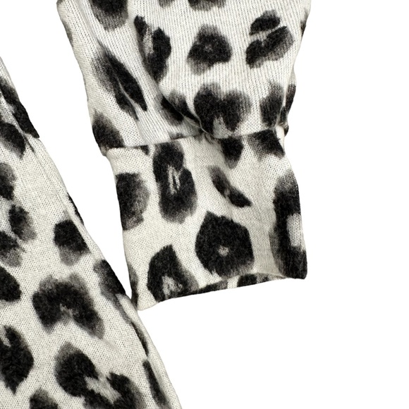 EUC - Gibsonlook Snow Leopard Fleece Top - Picture 7 of 8